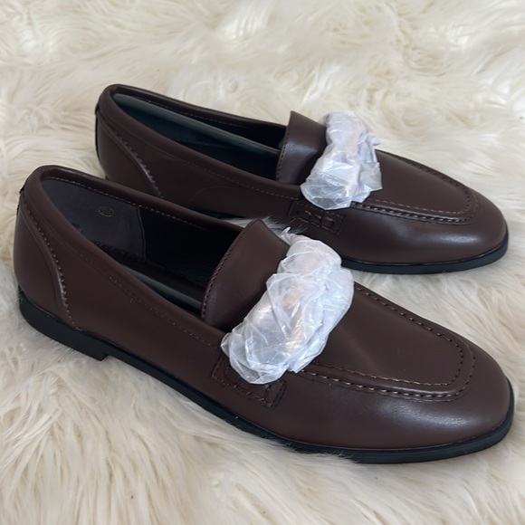 NWOB Womens Brown Loafers With Gold Chain. Size 9.5 - Picture 5 of 9